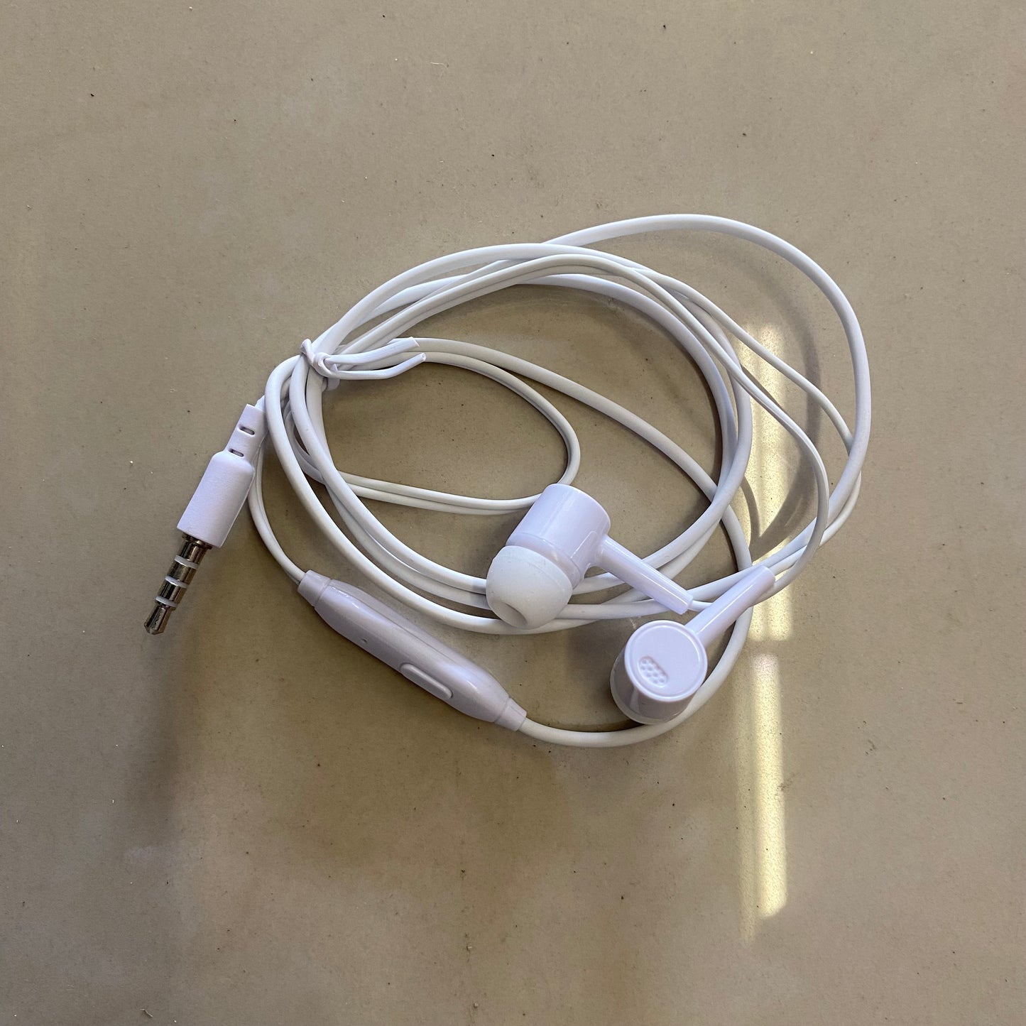 AT. DEGJOJSE TELEFONI ME MIGROFON AUX