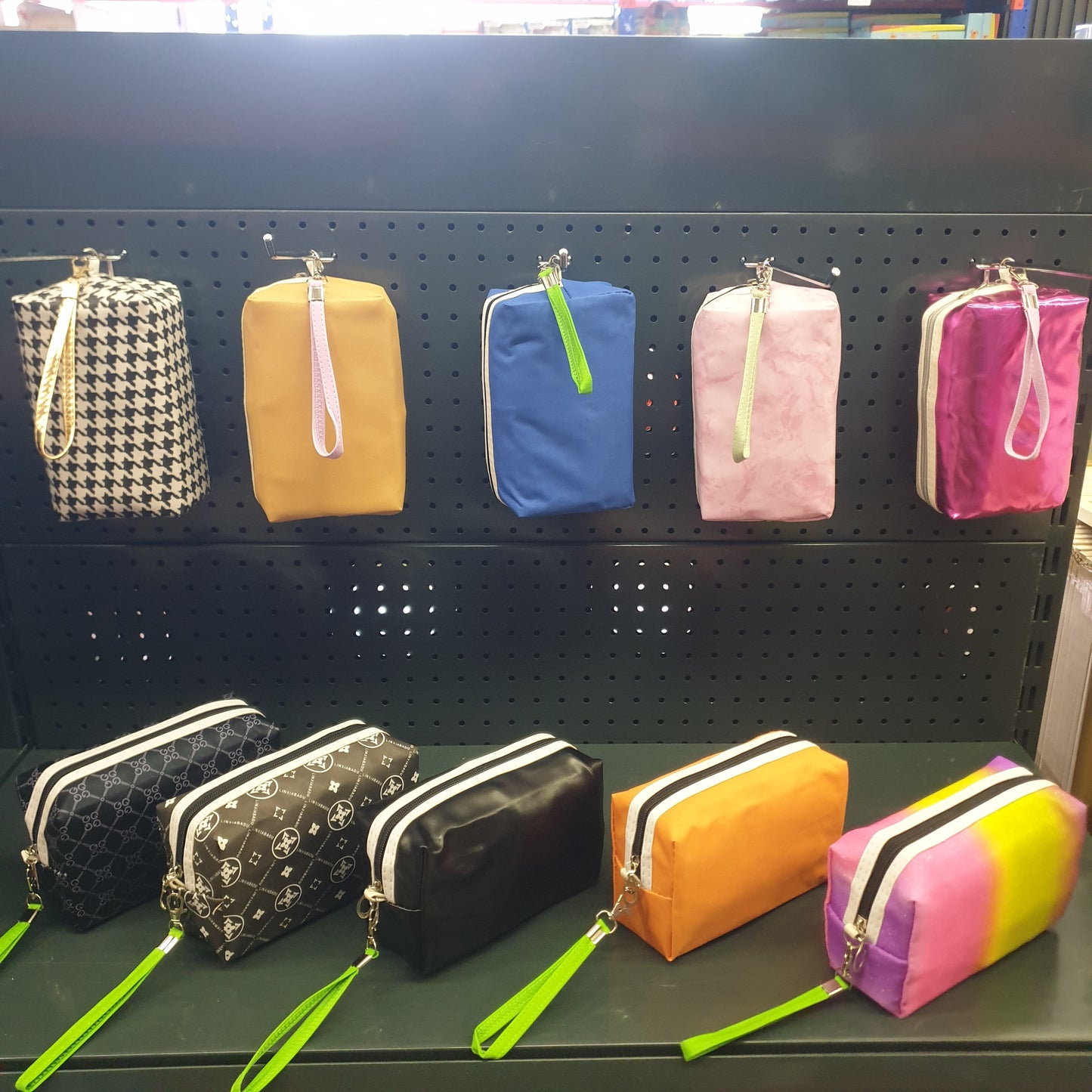 KO. NESESER KOZMETIK NGJYRA (240) 975-8